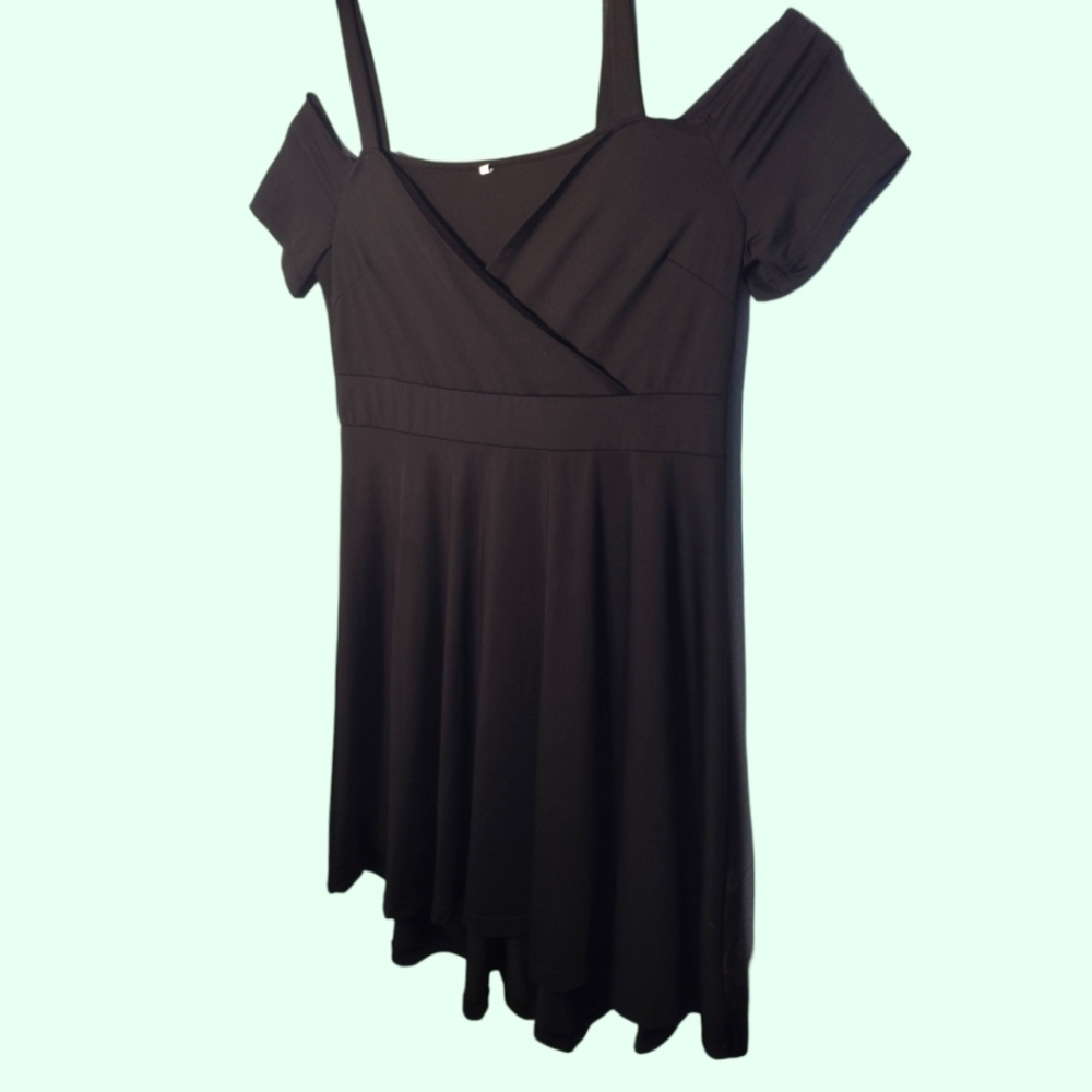 Nwot- Black Cold Shoulder Shift Dress. Size XXL.  C176​​​​​​​